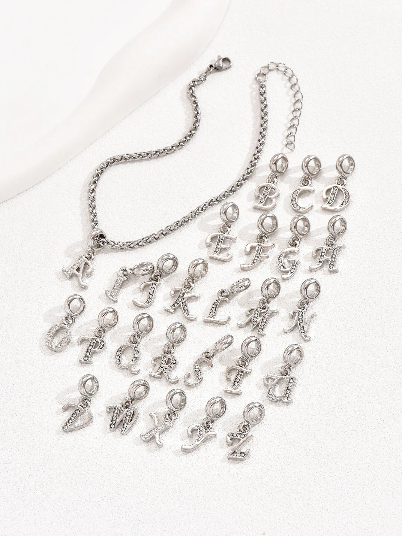 Geschichtetes Initial-Knöchelarmband mit schwarzer Schnur – Vintage-Chic für jeden Anlass