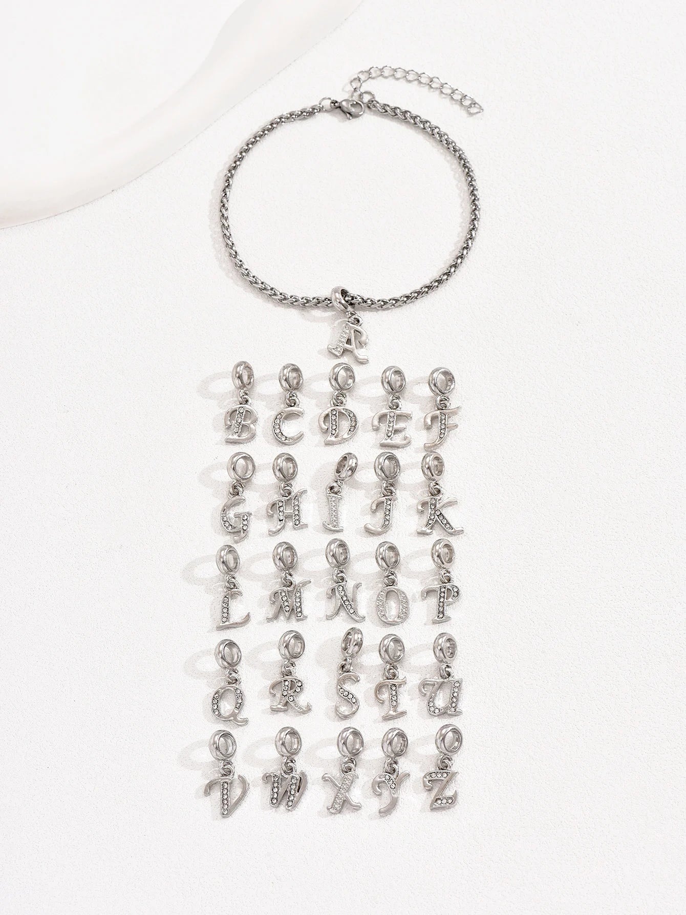 Geschichtetes Initial-Knöchelarmband mit schwarzer Schnur – Vintage-Chic für jeden Anlass