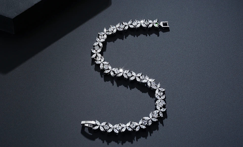 Strahlende Eleganz – Armband mit funkelnden Zirkonia-Steinen