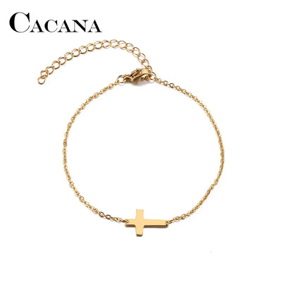 Zartes goldfarbenes Armband mit Kreuzanhänger