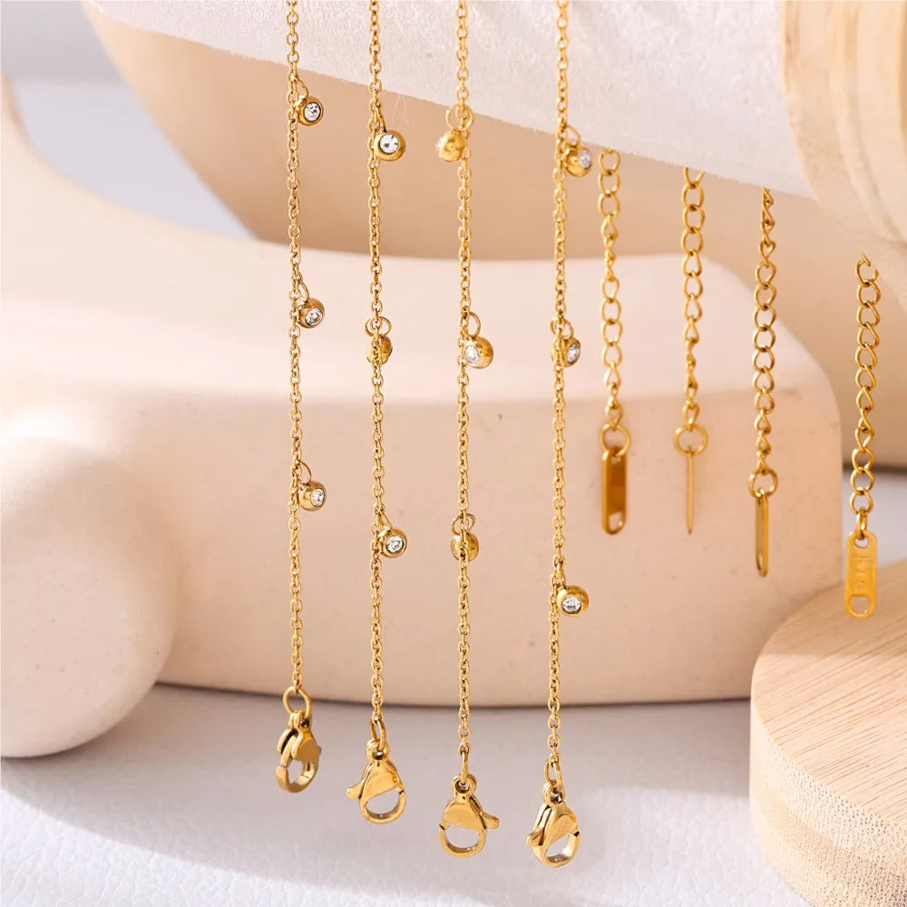 Vergoldete Fußkette mit funkelnden Zirkonia-Anhängern