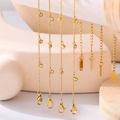 Vergoldete Fußkette mit funkelnden Zirkonia-Anhängern