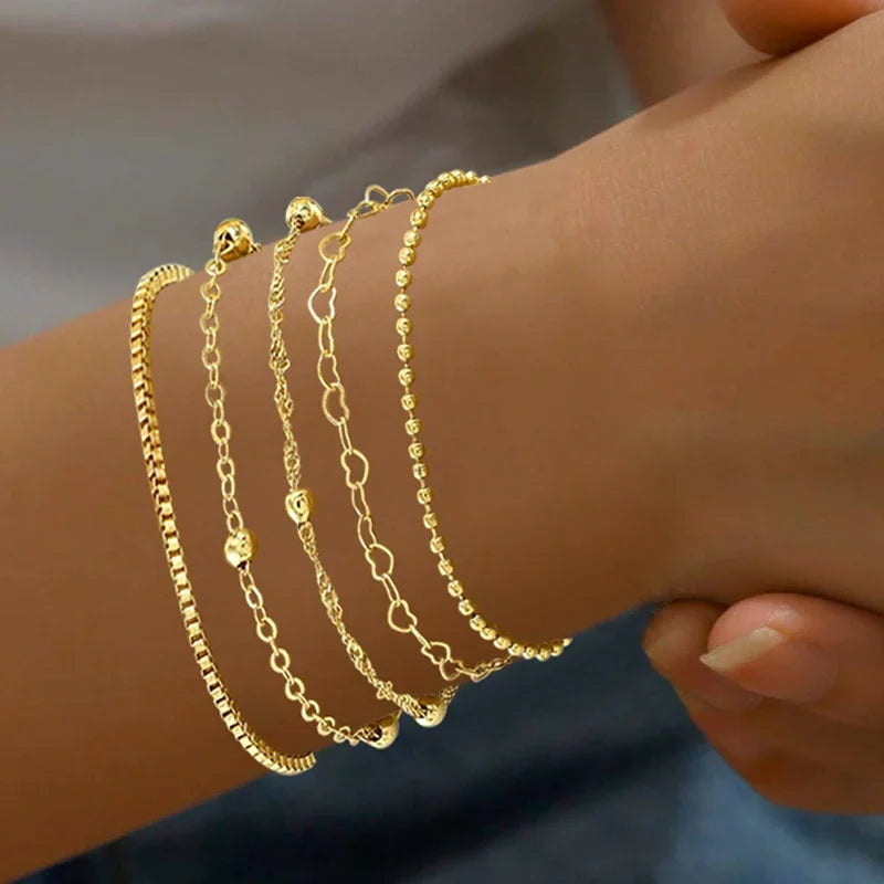 Set aus goldenen Armbändern im Ketten-Design