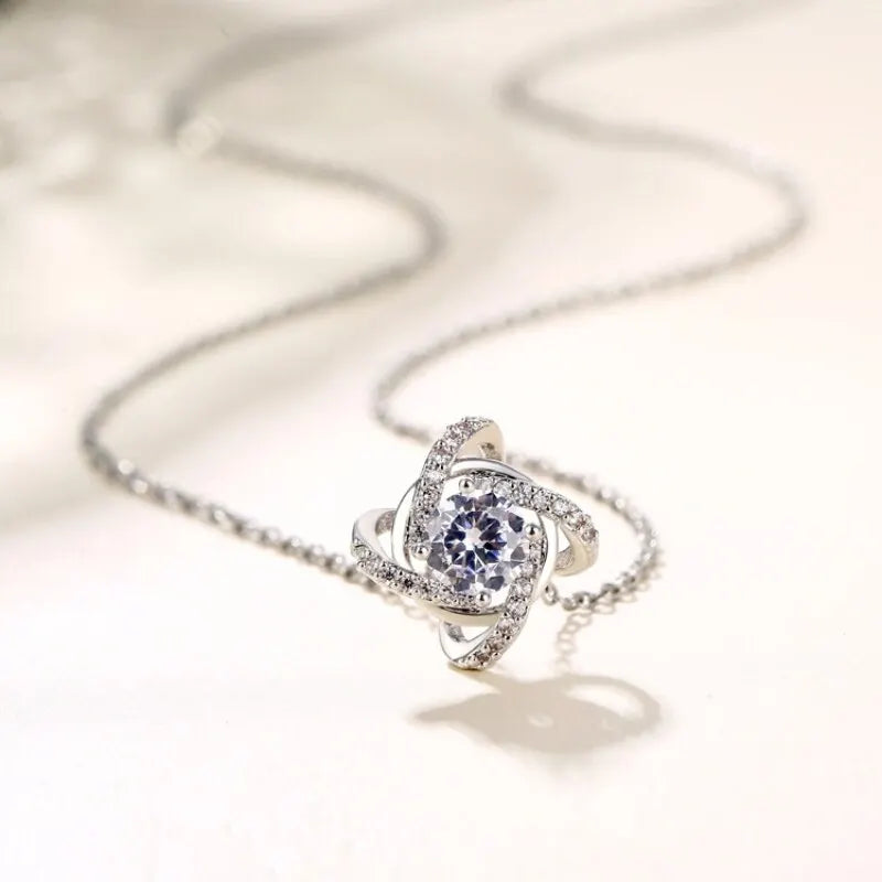 Celestial Bloom – Sternförmiger Anhänger mit Zirkonia