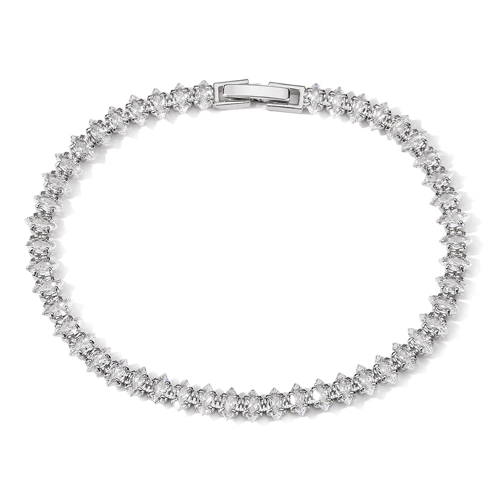 Tennisarmband mit funkelnden Zirkonia-Steinen