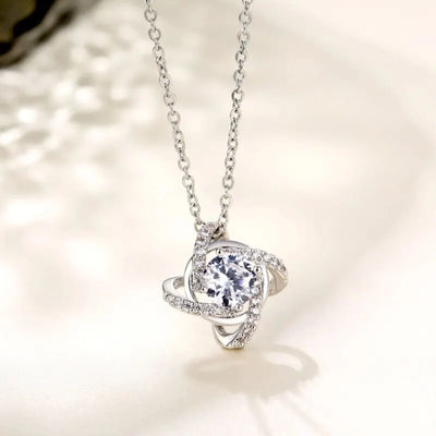 Celestial Bloom – Sternförmiger Anhänger mit Zirkonia