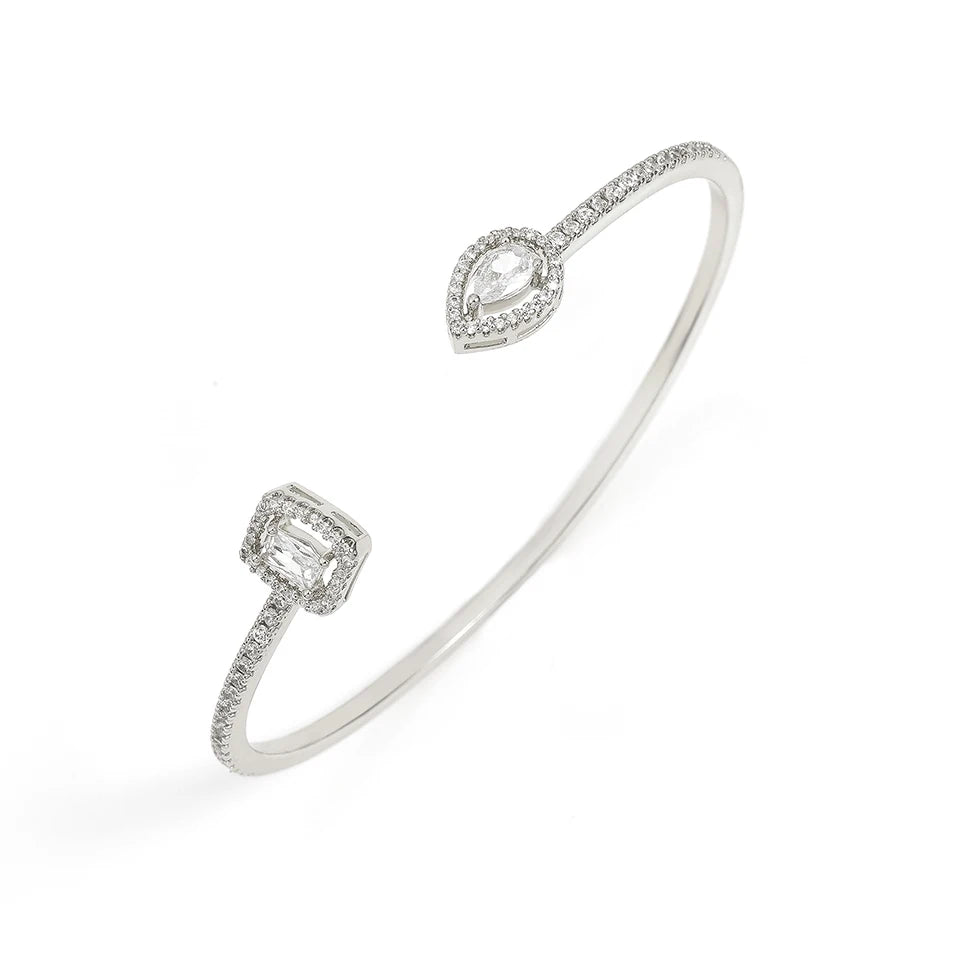 Eleganter Armreif mit funkelnden Zirkonia-Steinen