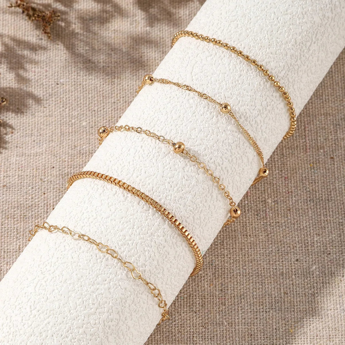 Set aus goldenen Armbändern im Ketten-Design