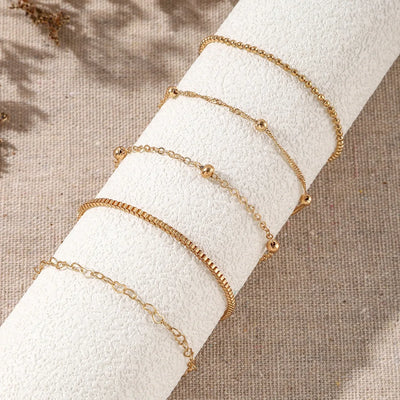 Set aus goldenen Armbändern im Ketten-Design