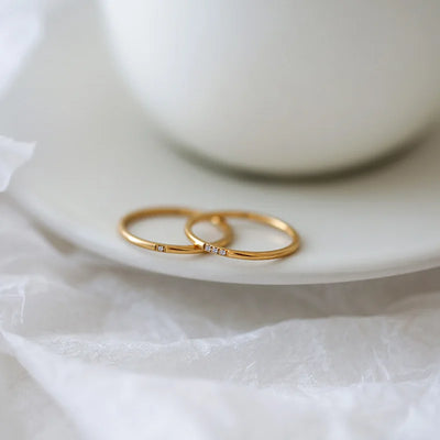 Zarter vergoldeter Edelstahlring mit funkelnden Zirkonia – Eleganz in Minimalismus