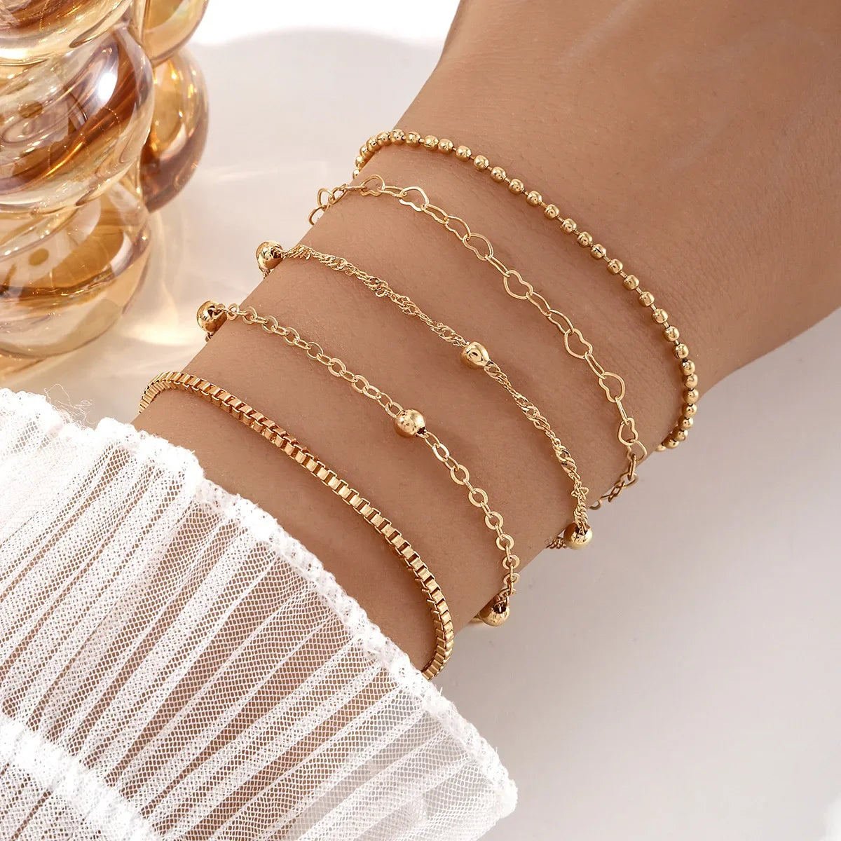 Set aus goldenen Armbändern im Ketten-Design
