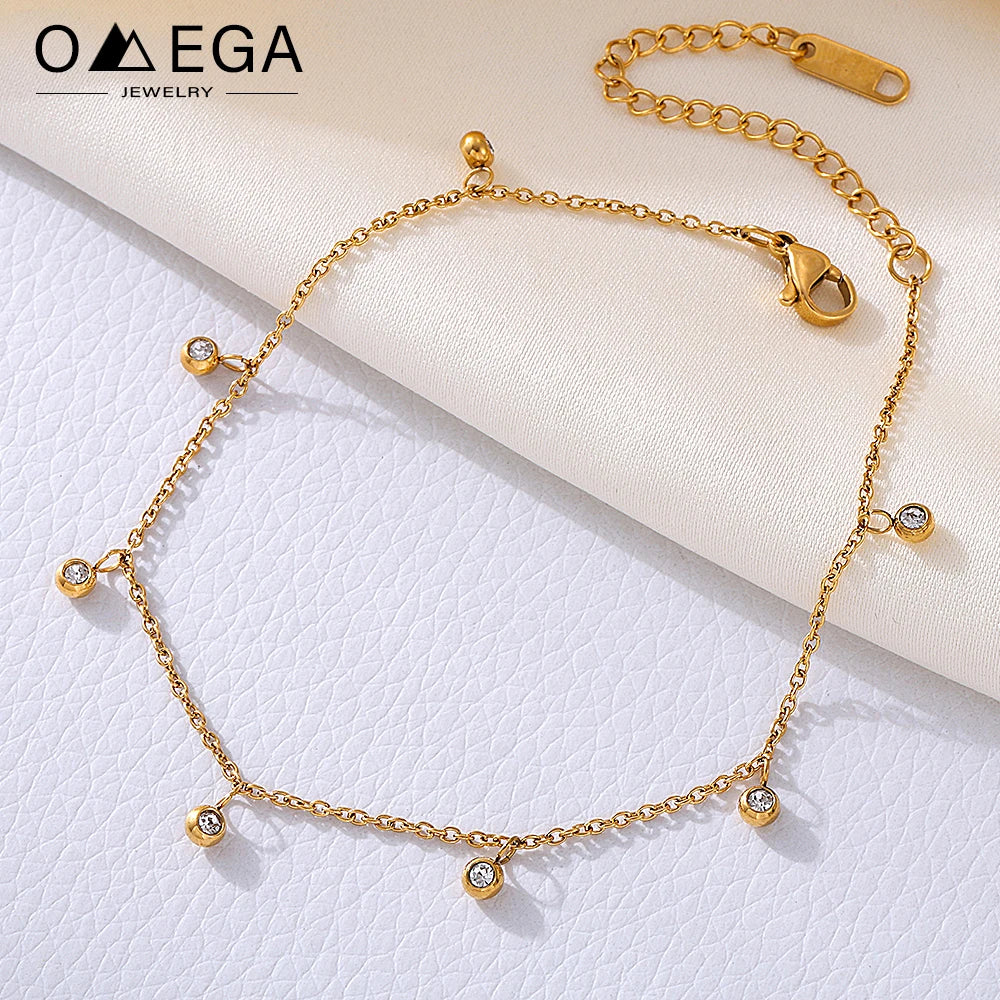 Vergoldete Fußkette mit funkelnden Zirkonia-Anhängern