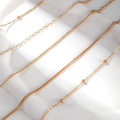 Set aus goldenen Armbändern im Ketten-Design