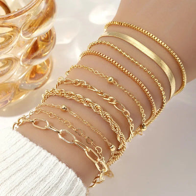 Set aus goldenen Armbändern im Ketten-Design