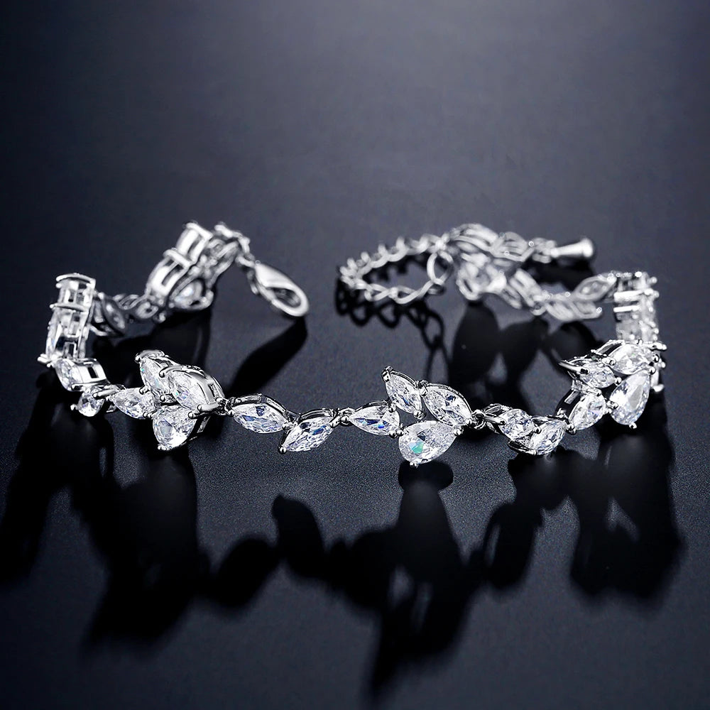 Elegantes Armband mit funkelnden Zirkonia-Steinen