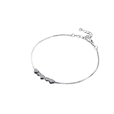 Zartes Silberarmband mit Herz- und Perlen-Details – Ein Symbol der Verbundenheit