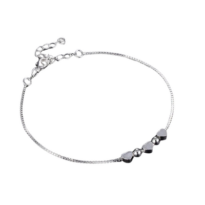 Zartes Silberarmband mit Herz- und Perlen-Details – Ein Symbol der Verbundenheit